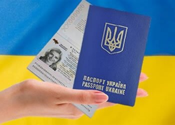 Для чого потрібно два закордонні паспорти українцеві?